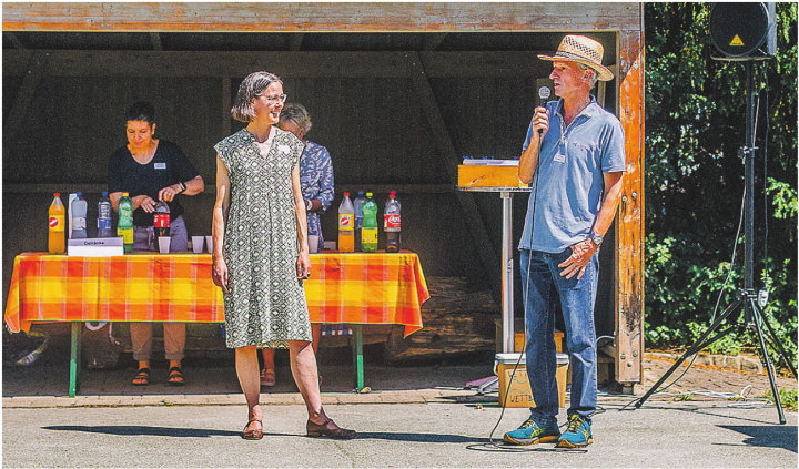 Bernhard Egg und Sarah Bolleter bei der Ansprache zur Eröffnung des Sommerfestes des Schulheims Elgg. Bilder: Aaron Höpli
