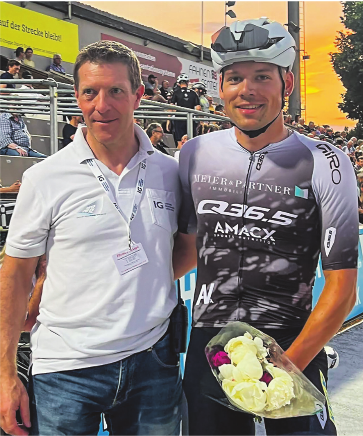 Jan Ramsauer (Sportliche Leitung) und der Sieger des Punktefahrens Alex Vogel. Bild: zVg
