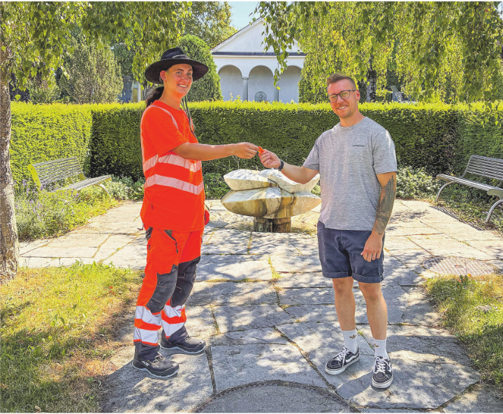 Die symbolische Übergabe des Schlüssels durch die Firma Hofmann Gruppe AG an Sinan Ermusmula. Bild: zVg