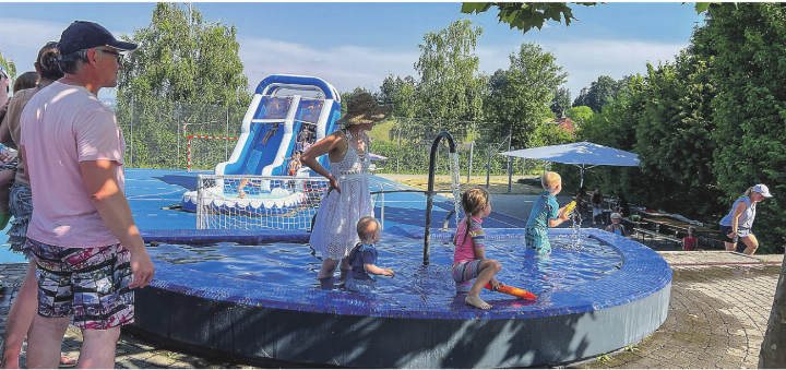 Kühlung, vor allem für die Kinder, spendeten die Wasserrutsche und der Brunnen.