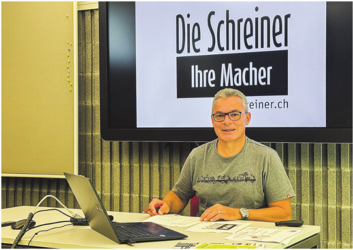 Aufmerksam folgen die angehenden Berufsleute den Ausführungen von Präsident Hampi Niederer.
