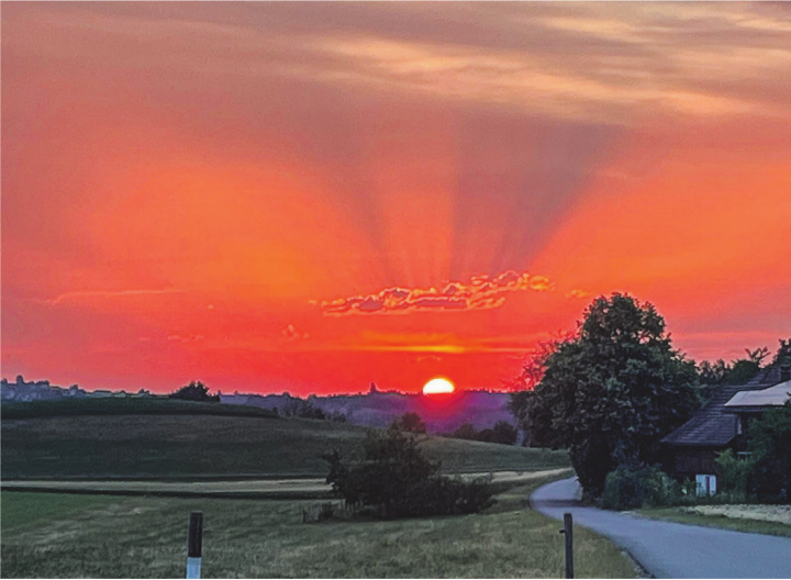 Ein strahlender Sonnenuntergang oberhalb Matzingen.    Leserbild: Irene Hess, Aadorf