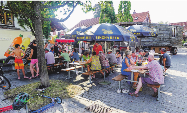 Viele Dorfbewohner trotzen der Hitze beim Dorfplatztreff.