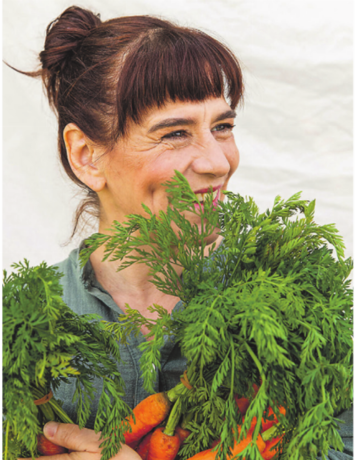 Bestsellerautorin Esther Kern zeigt in Aadorf, wie aus Lebensmittelresten Köstliches entsteht. Bild: Linda Katrati