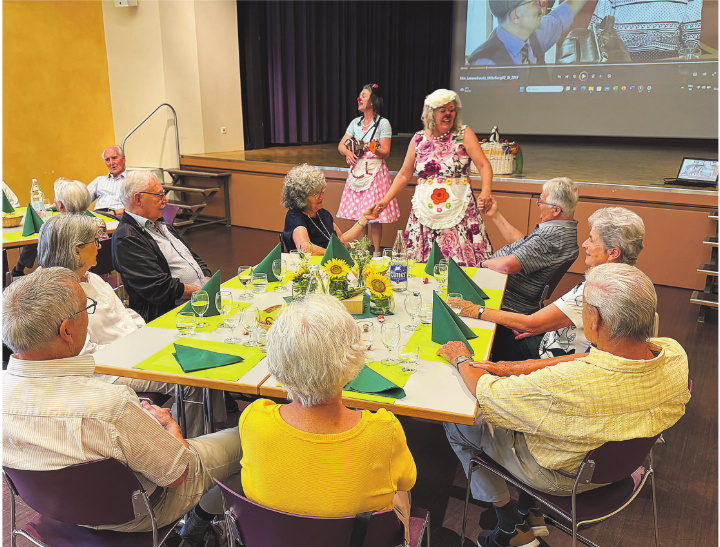 An der Jubiläumsfeier in Elgg sorgen die Clowninnen Trudi und Greta von der Stiftung Lebensfreude für fröhliche Stimmung.