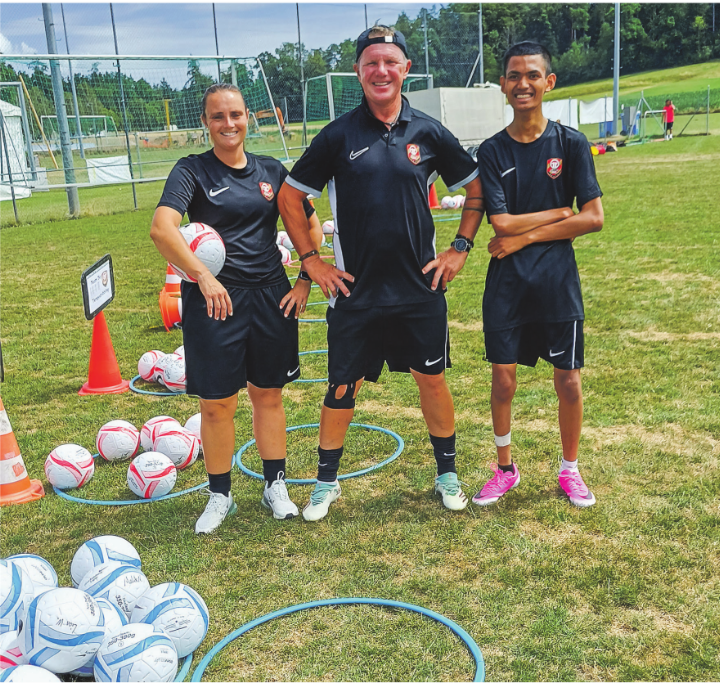 Tanja Rudolphi, Bernd Voss und Joel auf dem Fussballplatz. Bild: Kurt Lichtensteiger