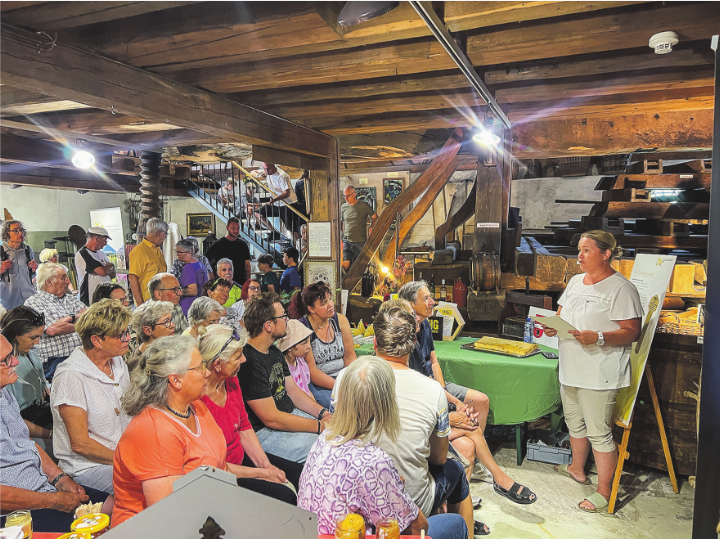 Grosses Interesse an der Ausstellung des Bienenzüchtervereins im Heimatmuseum. Grosses Interesse an der Ausstellung des Bienenzüchtervereins im Heimatmuseum.