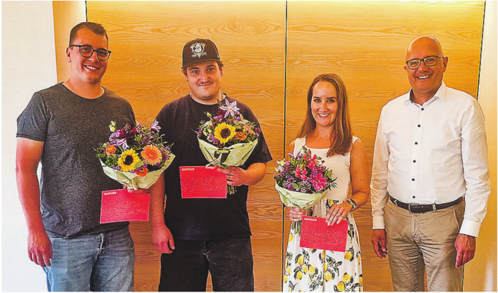 Als Dank für ihre Treue überreicht Patrick Müller den drei geehrten Mitgliedern einen Blumenstrauss und einen Gutschein. Bild: Emanuela Manzari