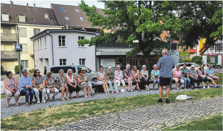 Christoph Ziegler führte den Frauenverein Elgg mit spannenden Geschichten und historischen Bildern durch das Dorf.