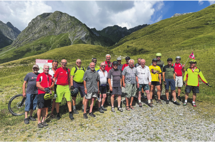 Gruppenfoto bei der Skihütte Obererbs. Die MRE-Radler sind bereit. Bilder: Erwin Lutz Gruppenfoto bei der Skihütte Obererbs. Die MRE-Radler sind bereit. Bilder: Erwin Lutz