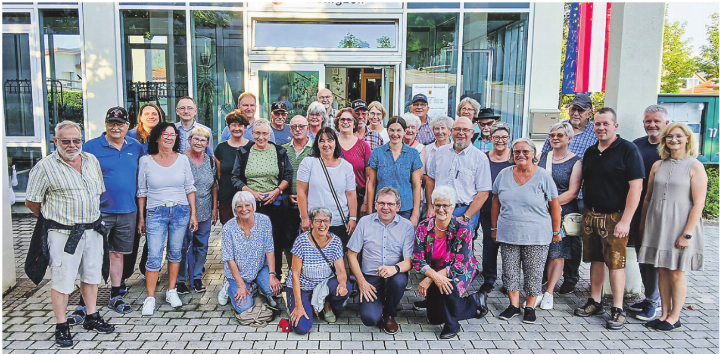 Die Elgger Reisegruppe mit den Wenigzeller Gastgebenden. Bild: Martha Merz