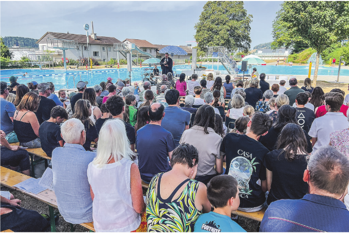 Gut besuchter Gottesdienst zum Schulbeginn in der Badi Heidelberg in Aadorf.