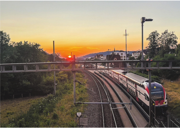 Stimmiger Sonnenuntergang auf der Brücke beim Bahnhof Aadorf. Leserbild: Irene Hess Stimmiger Sonnenuntergang auf der Brücke beim Bahnhof Aadorf. Leserbild: Irene Hess