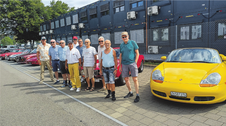 Aadorfer Autoliebhaber treffen sich für einen Ausflug mit Oldtimern. Bild: Kurt Lichtensteiger