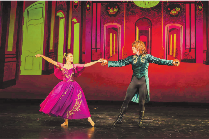 La Belle (Jil Röschli) und das Biest (Jori Grimm) beim Balltanz. Bild: Ballettstudio Elvira Müller La Belle (Jil Röschli) und das Biest (Jori Grimm) beim Balltanz. Bild: Ballettstudio Elvira Müller