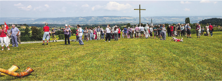 Nach dem Gottesdienst versammelten sich Gläubige beim Nollenkreuz. Bild: Lilo Oppliger (Imagine Atelier, Sitterdorf) Nach dem Gottesdienst versammelten sich Gläubige beim Nollenkreuz. Bild: Lilo Oppliger (Imagine Atelier, Sitterdorf)