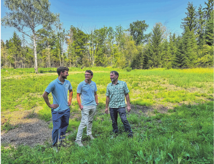 Tobias Schmid, Teamleiter in der Abteilung Natur und Landschaft, Matthias Künzler, Leiter der Abteilung Natur und Landschaft, und Ruedi Lengweiler, Förster Waldbiodiversität des Thurgauer Forstamtes, im Gebiet Gampen.