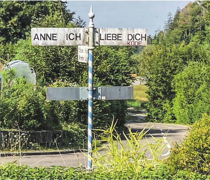 Seit über 20 Jahren nutzt «Küde» den Wegweiser vor ihrem Haus in Waltenstein als Liebeserklärung an seine Anne – eine Botschaft, über die sich auch Besucher freuen. Leserbild: Annemarie Lehmann, Waltenstein