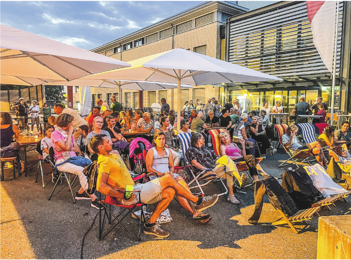 Das Velo-Kino auf dem Gemeindeplatz in Aadorf zog am Samstag zahlreiche Besucher an.
