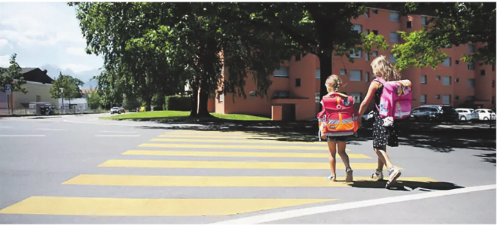 Zum Schulbeginn im Kanton Zürich mahnt die Polizei zur Vorsicht auf Schulwegen mit der Kampagne «Luege – Brämse. Bild: KAPO Wallis
