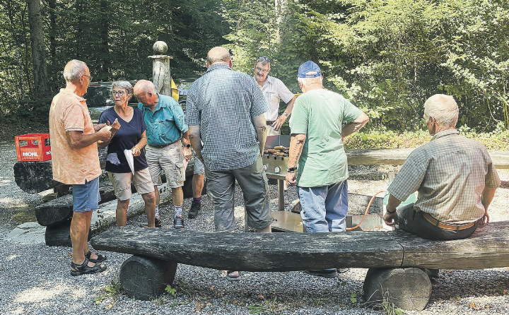 Am gemütlichen Grill-Nachmittag der Senioren-Vereinigung Elgg und Umgebung trafen sich die Teilnehmer bei der Elgger Waldhütte. Bild: zVg