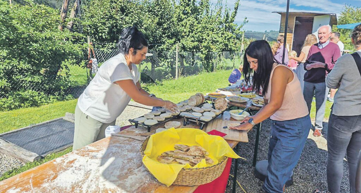 Gemeinsames Feiern, Essen und Begegnungen stehen im Mittelpunkt des Festes. Bild: zVg