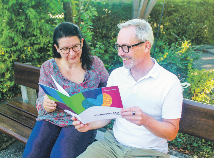 Simone Costa und Carsten Hejndorf erklären, was Pflege Eulachtal zu einem besonderen Ort für pflege- und betreuungsbedürftige Menschen sowie für Mitarbeitende macht. Bild: zVg