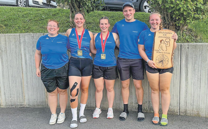 Die erfolgreiche Gruppe aus Schlatt mit Nadja Fuchs (zweite von links) und Andrina Frauenfelder (Mitte). Bild: zVg