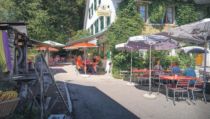 Abschiedsfest in der «Guhwilmühle»: Ein letztes Mal wird gemeinsam gefeiert, getanzt und auf viele schöne Erinnerungen angestossen. Bild: zVg