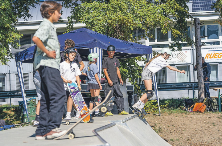 Skateboarder zeigen ihr Können beim Rookie Fest im Skatepark Elgg.