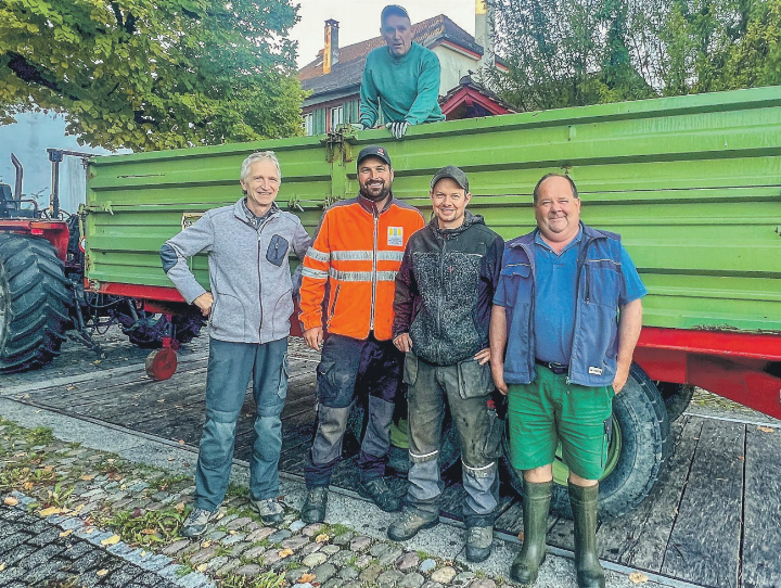 Von der Gruppe Elgger-Hochstammmost auf dem Anhänger Markus Niederöst und davor ganz links Urs Rutishauser, daneben die Hochstammobst-Lieferanten Christof Kupper, Michael Hofmann und Jürg Büchi. Bild: Bettina Sticher