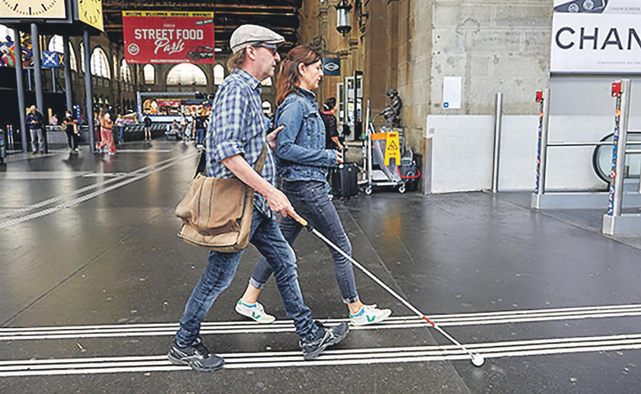 Der Weisse Stock ermöglicht blinden und sehbehinderten Menschen mehr Selbstständigkeit im Alltag. Bild: blind.ch