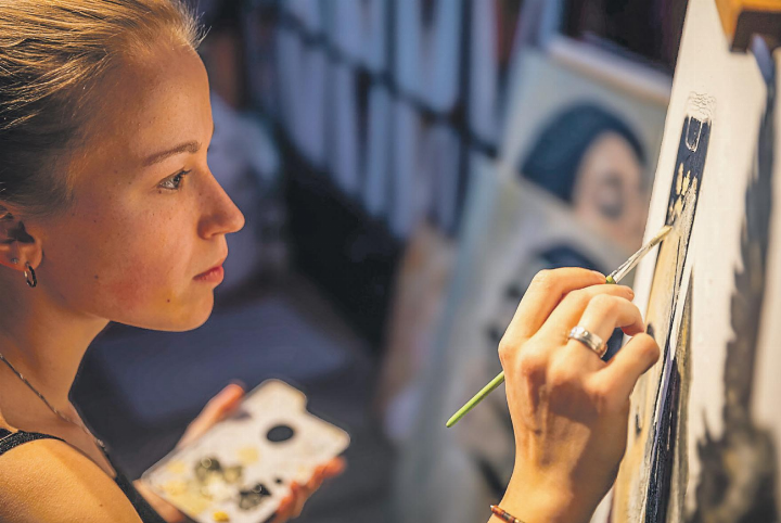 In jedem ihrer Bilder steckt ein Hauch Gold: Künstlerin Mingl bei der Arbeit an einem neuen Werk. Bild: zVg In jedem ihrer Bilder steckt ein Hauch Gold: Künstlerin Mingl bei der Arbeit an einem neuen Werk. Bild: zVg