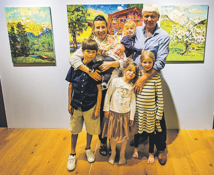 Der Künstler mit seiner Familie in der Galerie Cuendet.