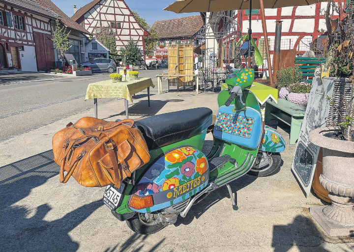 Originelle Deko vor einem speziellen Blumengeschäft. Leserbild: Irene Hess, Aadorf