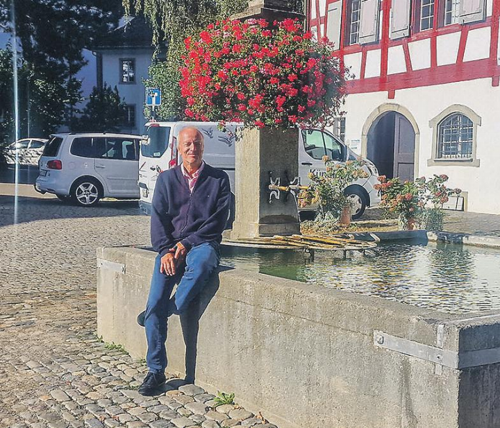Christoph Ziegler geniesst die Sonne an einem seiner Lieblingsorte, dem Meisenplatz. Bild: Emanuela Manzari