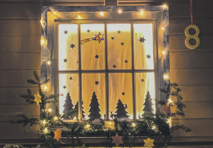 In Elgg leuchtet im Dezember jeden Abend ein liebevoll gestaltetes Adventsfenster. Archivbild: EAZ