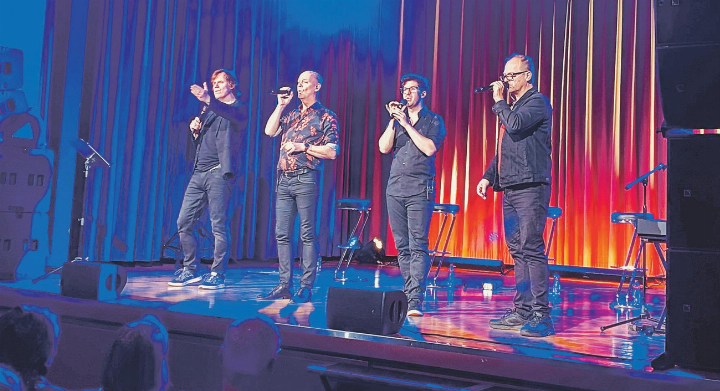 Sie seien nicht die schönsten, meinte der Lead-Sänger Luc Devens (im Bild ganz links) mit einem Augenzwinkern. Aber singen können sie – und wie. «Rock4» in Action. Bild: Christoph Ziegler