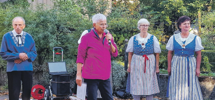 Marktchefin Annelies Meier, stellt die Volkstanzgruppe Elgg vor. Bild: Emanuela Manzari