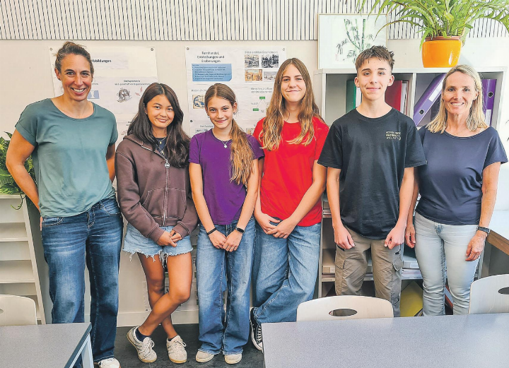 Die Schüler und Schülerinnen Serenity, Anna, Ilaria und Simon mit den organisierenden Lehrpersonen Fabienne Huber und Irene Hasler (abwesend: Aline Sutter). Bild: Andrej Blaser