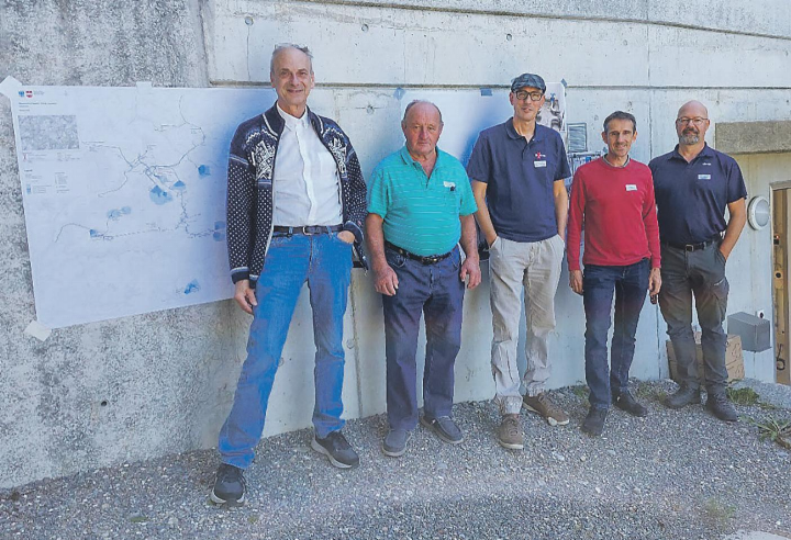 Baukommission vor dem Reservoir Oberschlatt: Hansruedi Miethlich, Karl Müller, André Budry, Sam Burkhalter, Dieter Schellenberg. Es fehlen Adrian Widmer, Rolf Schüpbach, Thomas Lehmann.