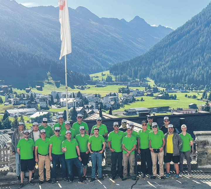 Der Männerturnverein Hagenbuch auf Reise in Monstein und Davos (auf dem Bild). Der Männerturnverein Hagenbuch auf Reise in Monstein und Davos (auf dem Bild).