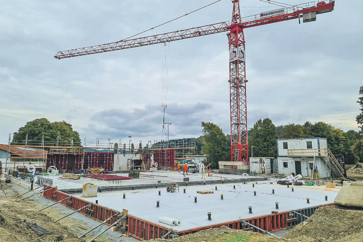 Bodenplatte und erste Wände der Dreifachturnhalle in Elgg stehen bereits.