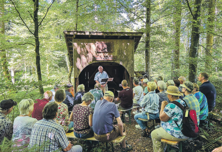 Lesung der Alfred-Huggenberger-Gesellschaft im Wald im Sommer 2026, mit Heinz Böckli. Bild: zVg