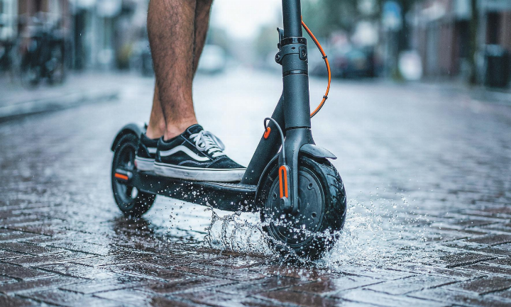 E-Trottinetts sind beliebt, verursachen aber auch Probleme und Unfälle. Themenbild: pixabay (erwinbosman)