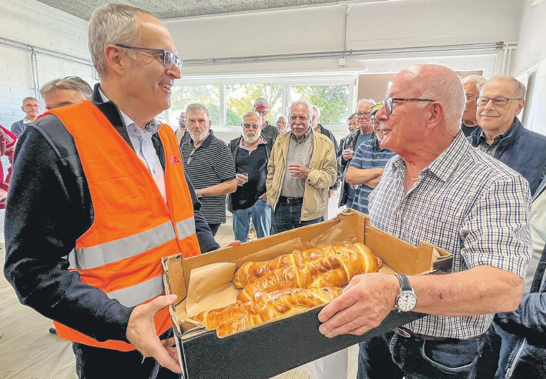 Albert Merz, Präsident der Seniorenvereinigung Elgg und Umgebung, überreicht «Hagenstaler Mannen» an Ruedi Heim. Bilder: zVg Albert Merz, Präsident der Seniorenvereinigung Elgg und Umgebung, überreicht «Hagenstaler Mannen» an Ruedi Heim. Bilder: zVg