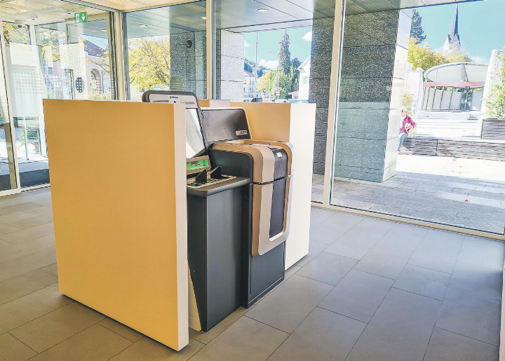 Neuer Bancomat mit Einzahl- und Abhebefunktion. Bilder: Andrej Blaser