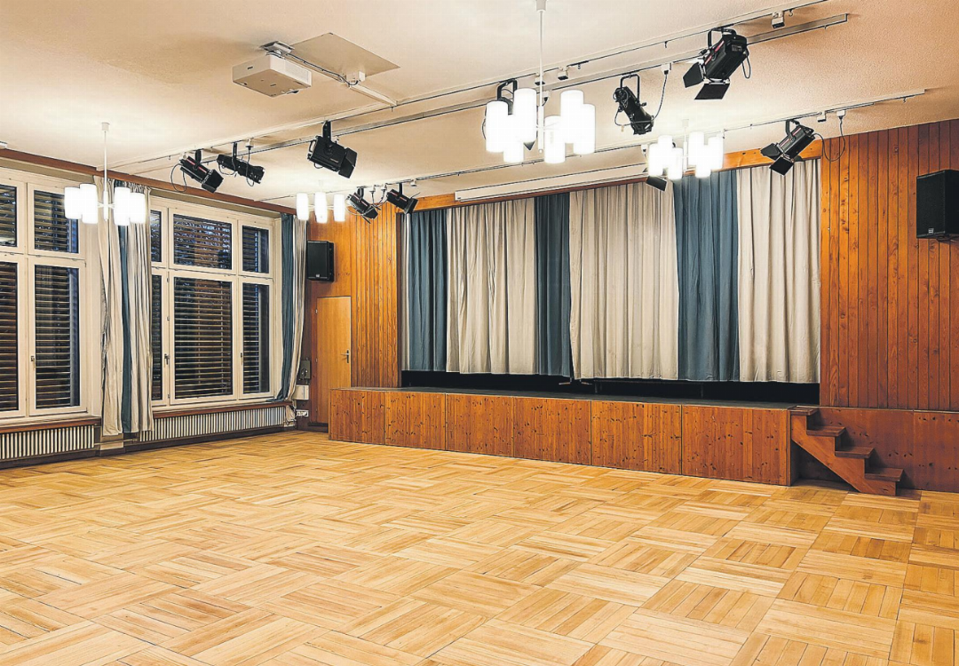 Die Geschichte wurde im Singsaal der Sekundarschule Elgg gelesen. Bild: Bettina Sticher Die Geschichte wurde im Singsaal der Sekundarschule Elgg gelesen. Bild: Bettina Sticher