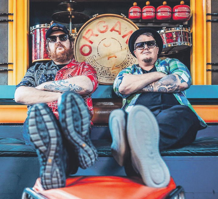 Das Blues-Duo mit dem italienischen Sänger und Gitarristen Dan Mudd und Dominik Liechti alias bearbeat sind zu Gast in Aadorf. Bild: zVg