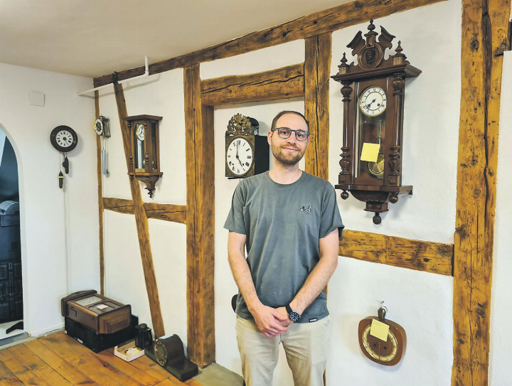 Uhrmacher Dominik Laib in seiner neuen Werkstatt. Bild: Andrej Blaser
